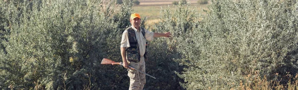 Duck Hunter Shotgun Walking Meadow — Stock Photo, Image