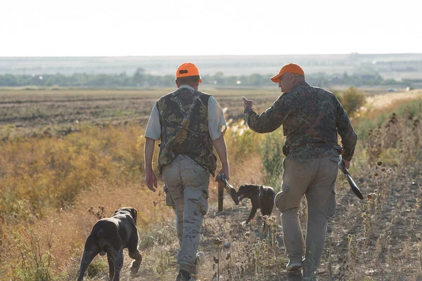 Tüfekli Ördek Avcıları Çayırda Yürüyor — Stok fotoğraf