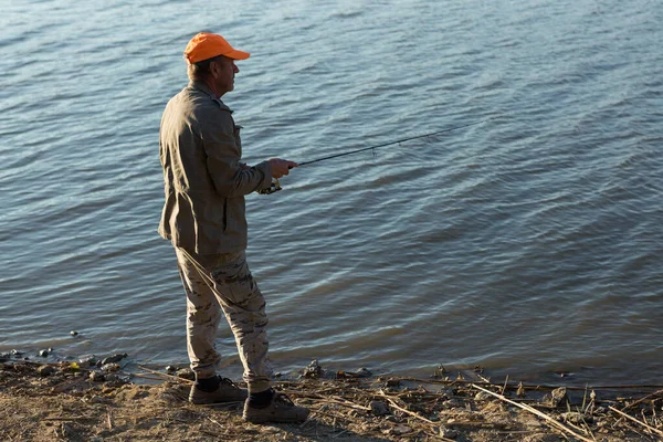 Pescador Pie Orilla Del Río Tratando Atrapar Pez Deporte Recreación —  Fotos de Stock