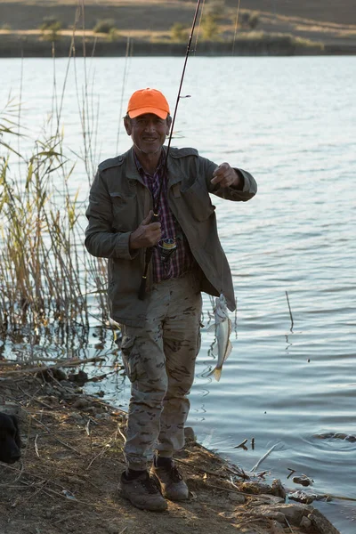 Fischer Der Ufer Des Flusses Steht Und Versucht Einen Fisch — Stockfoto