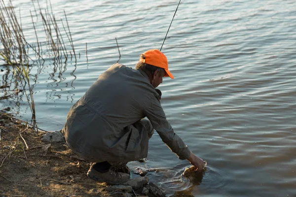 Pescador Margem Rio Tentando Pegar Peixe Desporto Recreação Estilo Vida — Fotografia de Stock