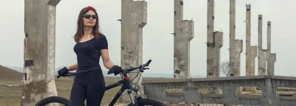 Menina Uma Bicicleta Montanha Offroad Belo Retrato Ciclista Pôr Sol — Fotografia de Stock