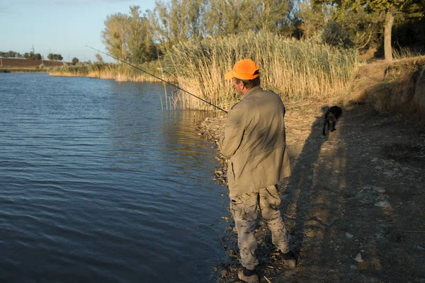 Pescador Pie Orilla Del Río Tratando Atrapar Pez Deporte Recreación — Foto de Stock