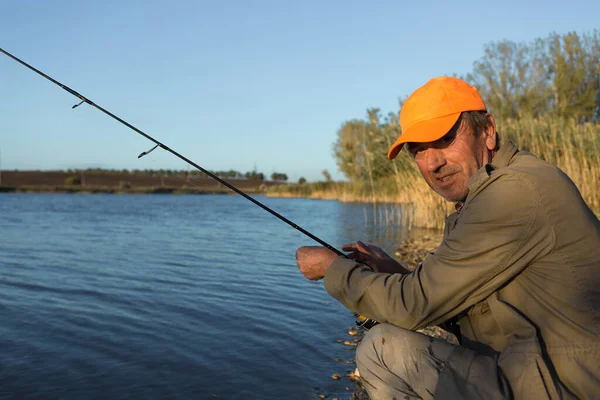 Vara Pesca Roda Closeup Homem Pesca Com Belo Pôr Sol — Fotografia de Stock