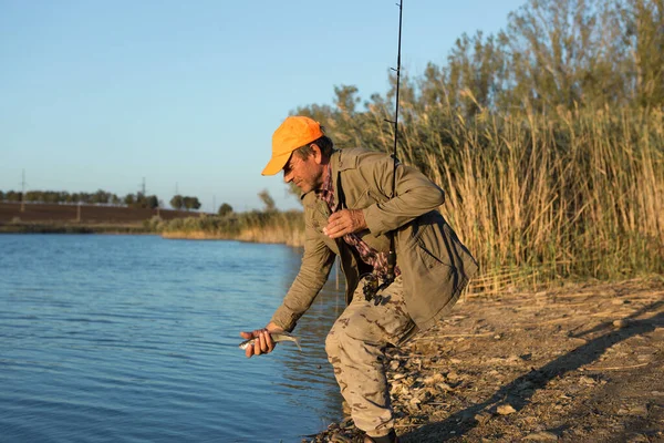 Fischer Der Ufer Des Flusses Steht Und Versucht Einen Fisch — Stockfoto