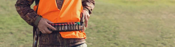 Chasseur Canards Avec Fusil Chasse Marchant Dans Une Prairie — Photo