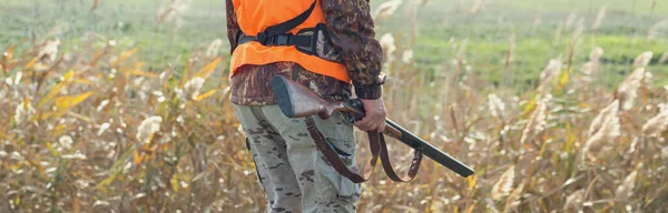 Duck Hunter Shotgun Walking Meadow — Stock Photo, Image