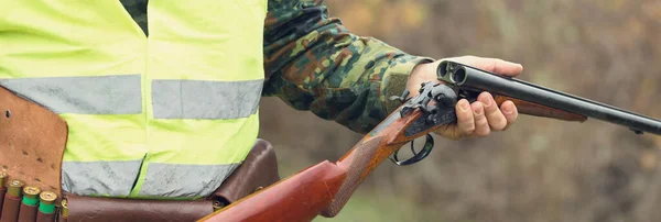 Entenjäger Läuft Mit Schrotflinte Durch Eine Wiese — Stockfoto