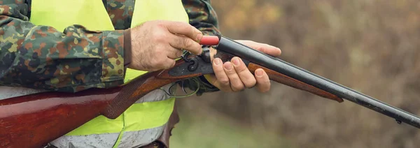 Entenjäger Läuft Mit Schrotflinte Durch Eine Wiese — Stockfoto