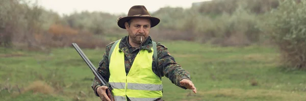 Chasseur Canards Avec Fusil Chasse Marchant Dans Une Prairie — Photo