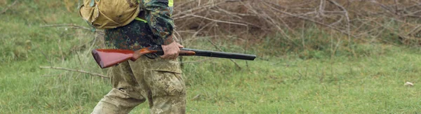 Entenjäger Läuft Mit Schrotflinte Durch Eine Wiese — Stockfoto