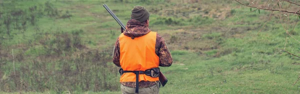 Περίοδος Κυνηγιού Φθινοπωρινή Περίοδος Ανοιχτή Ένας Κυνηγός Ένα Όπλο Στα — Φωτογραφία Αρχείου