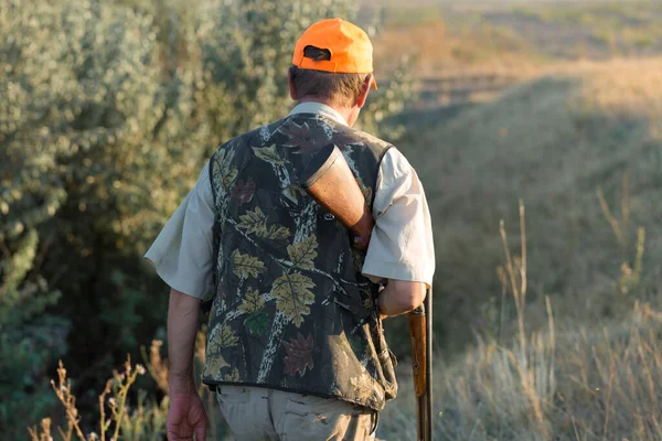 Tüfekli Ördek Avcısı Çayırda Yürüyor — Stok fotoğraf