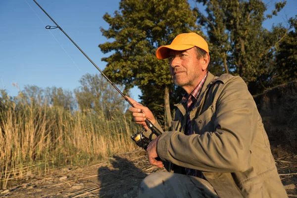 Fischer Der Ufer Des Flusses Steht Und Versucht Einen Fisch — Stockfoto