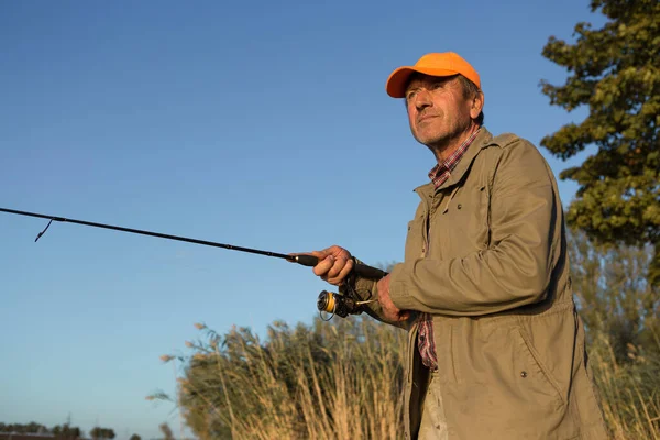 Caña Pescar Rueda Primer Plano Hombre Pesca Con Hermoso Atardecer —  Fotos de Stock