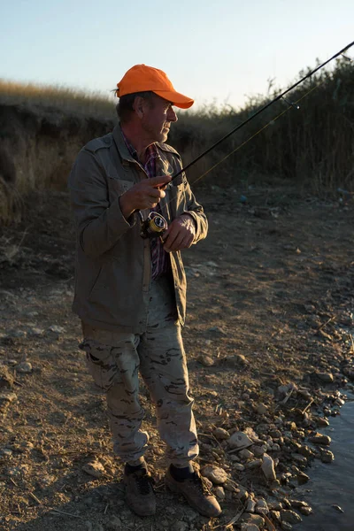 Pescador Margem Rio Tentando Pegar Peixe Desporto Recreação Estilo Vida — Fotografia de Stock