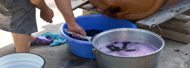 Şarap üreticisi varillere taşınmak için üzüm suyu döker..