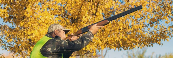 Entenjäger Läuft Mit Schrotflinte Durch Eine Wiese — Stockfoto