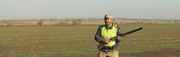 Duck Hunter Shotgun Walking Meadow — Stock Photo, Image