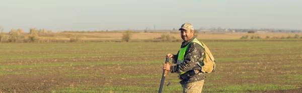 Chasseur Canards Avec Fusil Chasse Marchant Dans Une Prairie — Photo