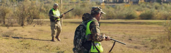 Chasseurs Canards Avec Fusil Chasse Marchant Dans Une Prairie — Photo