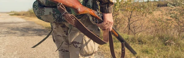 Entenjäger Läuft Mit Schrotflinte Durch Eine Wiese — Stockfoto