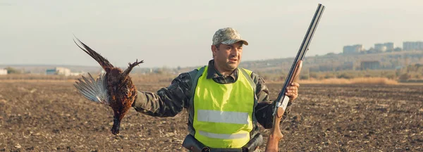 Tüfekli Ördek Avcısı Çayırda Yürüyor — Stok fotoğraf