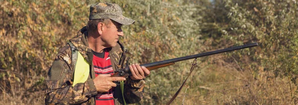 Duck Hunter Shotgun Walking Meadow — Stock Photo, Image