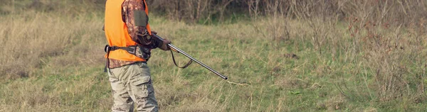 Πάπια Κυνηγός Κυνηγετικό Όπλο Περπατώντας Μέσα Από Ένα Λιβάδι — Φωτογραφία Αρχείου