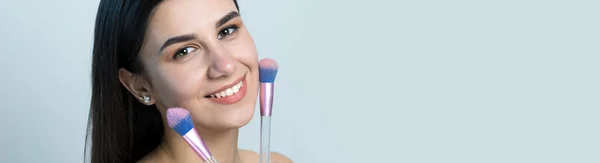 Närbild Ung Flicka Ljus Topp Vit Bakgrund Gör Ansiktsmakeup Vacker — Stockfoto