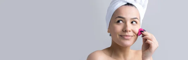 Potret Kecantikan Wanita Dengan Handuk Putih Kepala Dengan Spons Untuk — Stok Foto