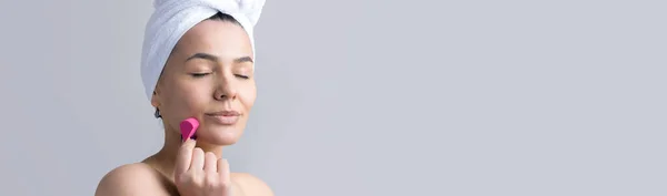 Πορτραίτο Ομορφιάς Γυναίκας Λευκή Πετσέτα Στο Κεφάλι Σφουγγάρι Για Σώμα — Φωτογραφία Αρχείου