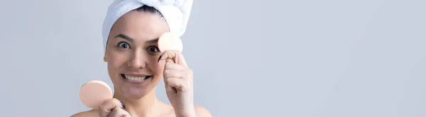 Potret Kecantikan Wanita Dengan Handuk Putih Kepala Dengan Spons Untuk — Stok Foto