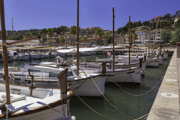 Gecenin bir row.port içinde demirleyen Yatlar bağlantı noktası. Sardunya Adası