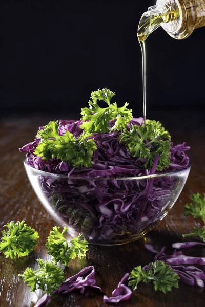 kırmızı lahana ve zeytinyağı ile oarsley salata sosu