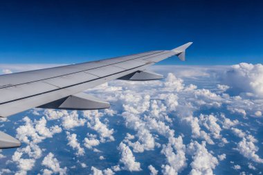bir sürü güzel bulutlar uçak penceresinden görüntülemek