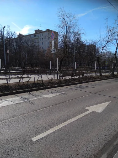 Yolda ileri işaretleri.