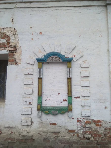 Старі дерев'яні віконні рами на білій цегляній стіні — стокове фото