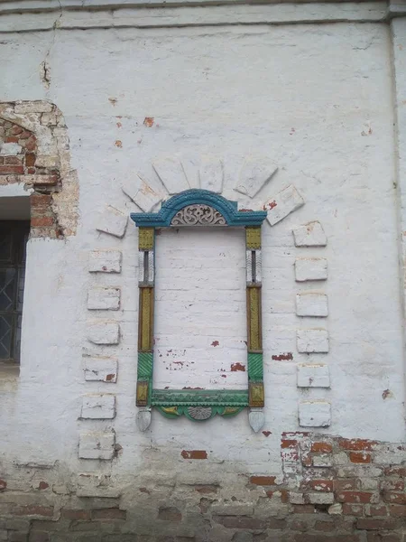 Oude houten kozijnen op een witte muur — Stockfoto