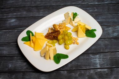 Noel peynir bir tabakta bal ile kesti. Yeni yıl