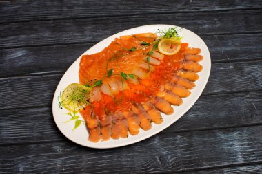 Bir yeni yıl tabloda yeşillikleri ile petrol ringa