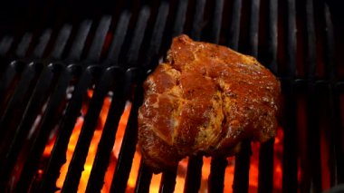 Kaşık dökerek sosu, et yemek. Sebze ile dilimlenmiş Dana eti.