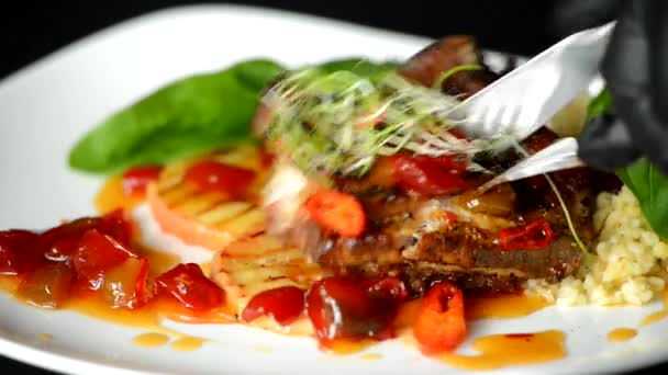 Cuillère versant la sauce, plat de viande. Viande de veau tranchée aux légumes . — Video