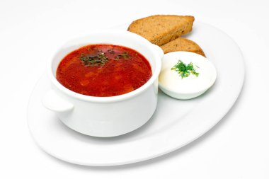 Beyaz arka planda beyaz bir tabakta kızarmış ekmekli borç.