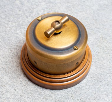 Eski tarz güç şeridi, ışık anahtarı, sürtünme ve çizikler.