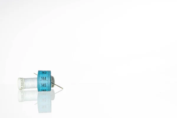 スプール針とテープ測定用の糸 — ストック写真