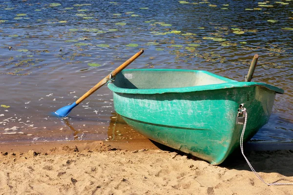 Fischerboot in einem ruhigen Seewasser. altes Fischerboot in stillem Seewasser. Sommer. Strand. See. — Stockfoto
