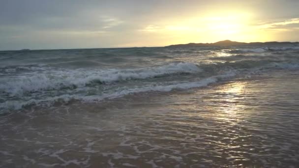 Hermoso Atardecer Olas Marinas Playa Tailandia Pattaya Lento — Vídeo de stock