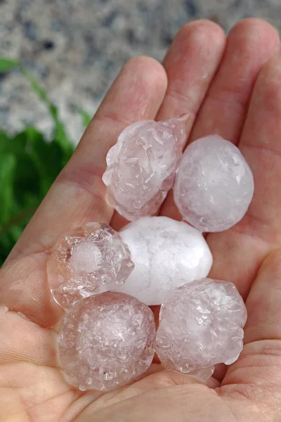 Onweersbuien Met Zware Hagelbuien Grote Hagelstenen Hand Van Een Vrouw — Stockfoto