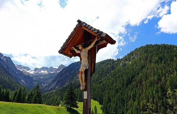 Figura Jesús Una Cruz Madera Cementerio Las Montañas — Foto de Stock